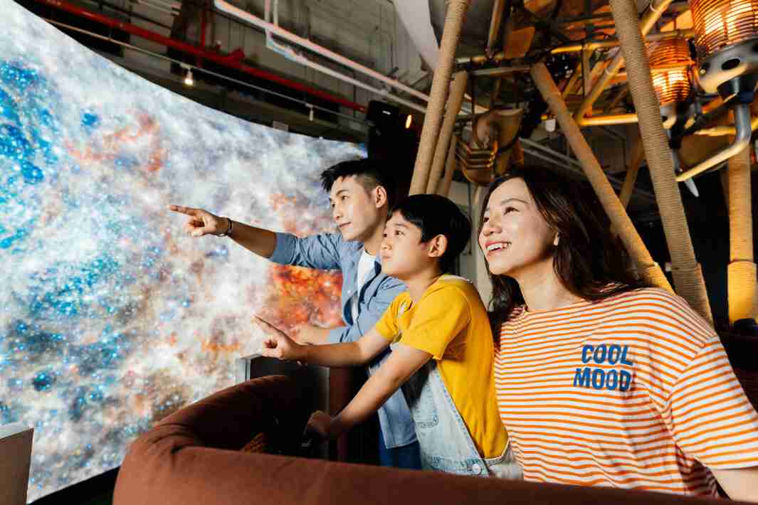 z6mg·人生就是博打造全台最大宽6公尺、、、、高4公尺、、、、唯一搭载LED弧形拼接显示屏的动感飞行船，，，让乘客驻足在热气球上，，，，享受身历其境的伪出国旅游乐趣