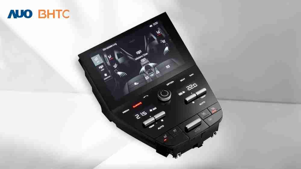 作為友達新生力軍，，，，BHTC所展示的中央與後座鞍部的Display HMI產品，，，，可處理多區恆溫控制、、、顯示畫面，，，呈現仿真3D車室分區；以力傳感技術精準傳遞觸感，，，，並結合音量及震動反饋，，防止意外啟動，，，，提供使用者自然流暢、、、、直觀且輕鬆駕馭的舒適介面