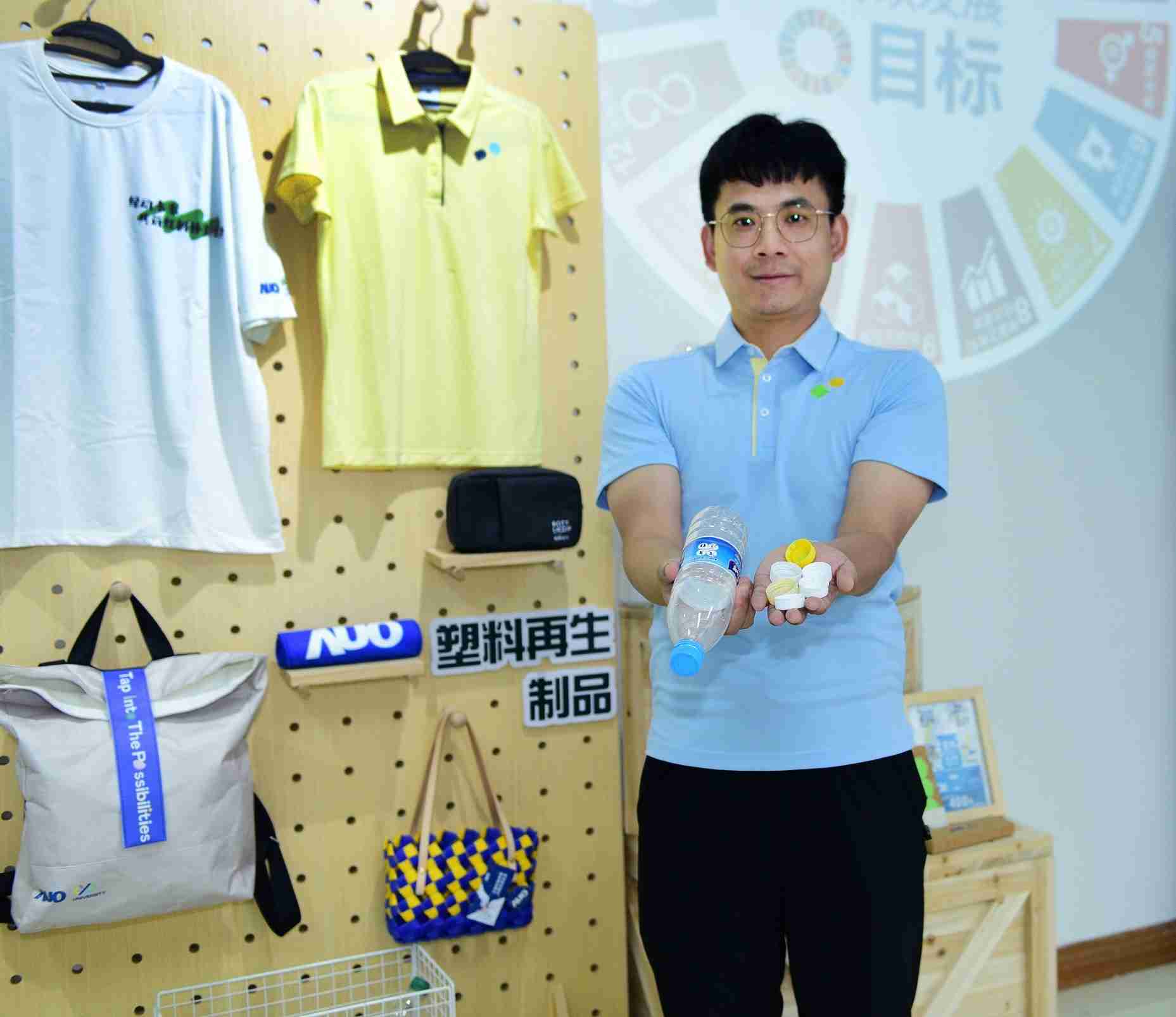 「2024智慧z6mg·人生就是博展」永续发展馆中，，，，展示z6mg·人生就是博厦门驱动永续发展之成果，，，包含将厂内废弃物再制为实用物品，，，将永续发展理念深植于员工生活日常实践