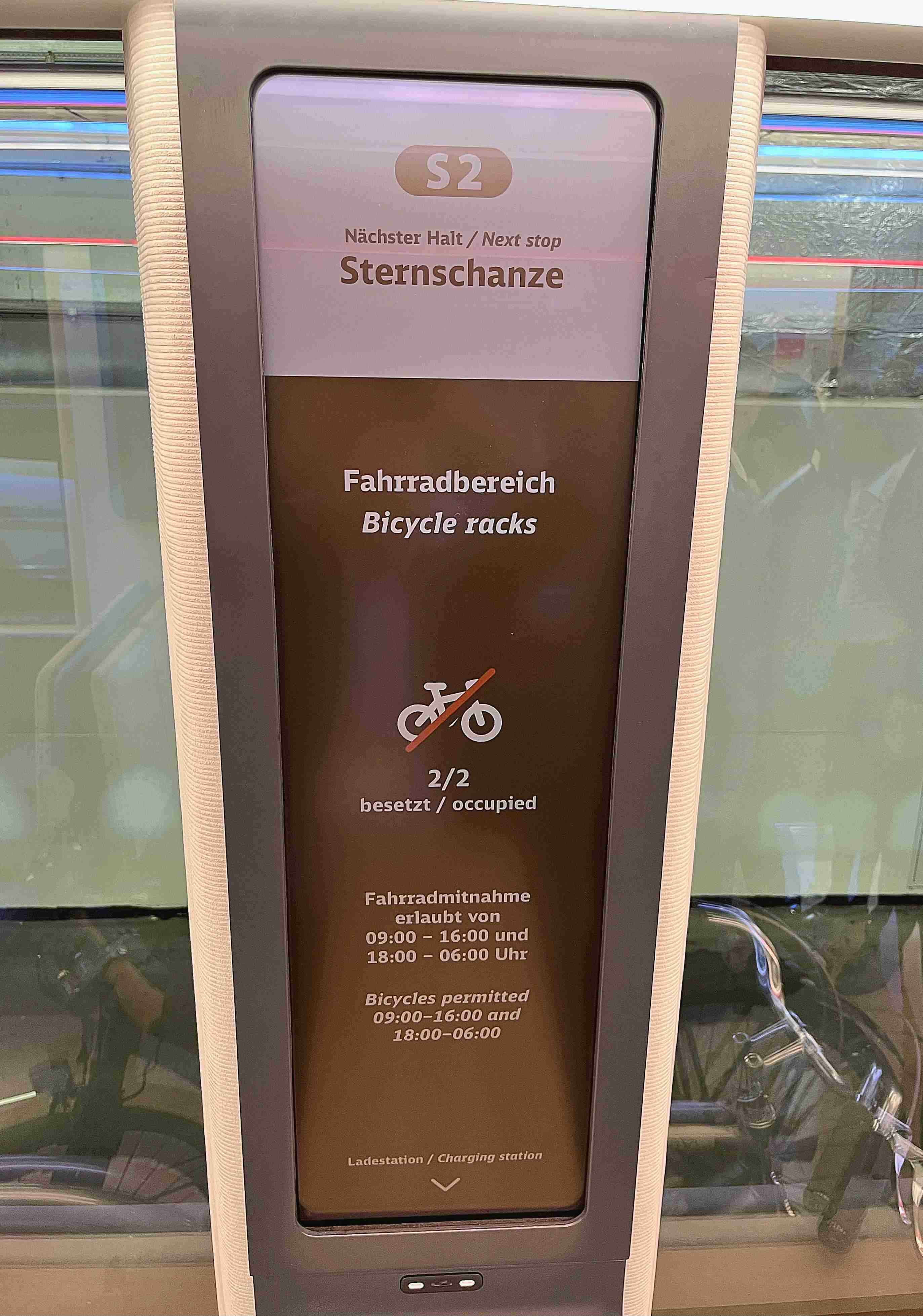 达擎HiRaso显示技术采用胆固醇液晶独特的双稳态特性及反射环境光线的方式，，，，发挥最佳能源运用效率，，，，其仅在更换显示画面时才消耗电力，，在持续静止的画面显示上则为零耗电，，，与传统液晶显示技术相比大幅节省90%能耗